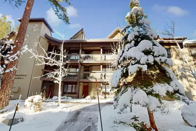 Image de Magical wilderness condo with private balcony, open layout, partial Ac, & W/D