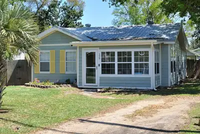 Image de Cozy and beautiful 2 bedroom, 2 bath beach cottage 0. 2 miles from the beach!