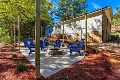 Image de Renovated N Raleigh home w firepit wifi & king bed