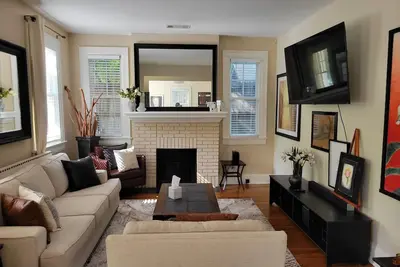Image de Beautiful Chic Cottage nestled in Old Cloverdale - Entertainment District.