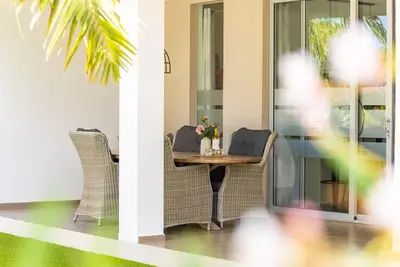 Image de Spacious Private Apartment with Pool 2-4p, walk to the beach and boulevard!