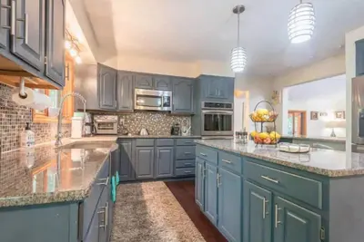 Image de Spacious tree-lined oasis