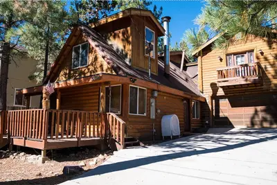 Image de The Upper Branch: Jacuzzi, Fire Pit and Bar!