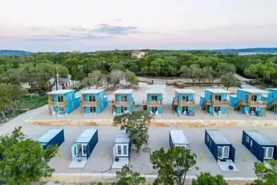 Image de 4 Beds | Lakefront Tiny Homes | Bldg 1 & 2, Lakefront Tiny Homes | Bldg 1 &2