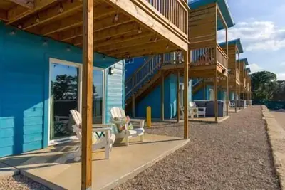 Image de 4 Beds | Lakefront Tiny Home | Bldg 3 & 4, Lakefront Tiny Home | Bldg 5 & 6