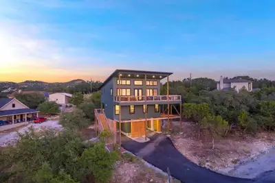 Image de Luxe Nest - Hot Tub, Lake View, & Location
