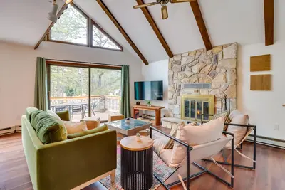 Image de Pennsylvania Escape w/ Hot Tub, Deck, & Fire Pit!