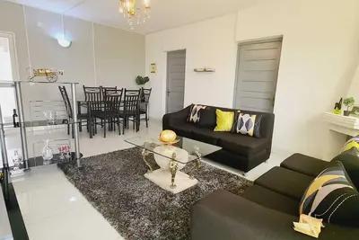 Image de Logement de 110 m² avec 3 chambres et Wifi dans une maison moderne rénovée