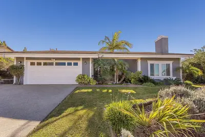 Image de Charming, upgraded single story home in prime location! 30 miles of Malibu & La!