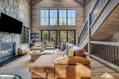 Image de 85in Tv | HotTub | HugeDeck | GameRoom | Playhouse