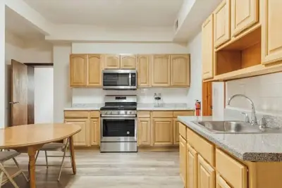Image de 2 bed across shopping plaza