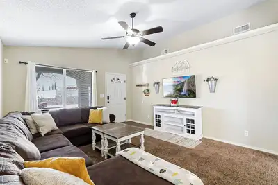 Image de Cozy Farm House Home Located Near Main Freeways Super Host on other platforms