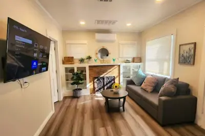 Image de Detached charming house 2 bedroom 1 bath Prime location King Bed! \n