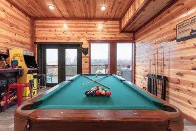 Image de 8br Cabin with Private Pool • Mins to Dollywood