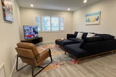 Image de Stunning newly renovated 2br 2ba condo just 5 minutes from the beach