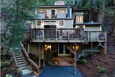 Image de Raven's Haven: Cozy Forest Getaway with Hot Tub!