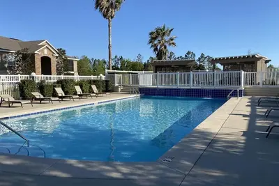 Image de Stunning 3br, 2ba luxury retreat with pool view, just 7 miles from the beach!