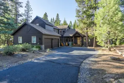 Image de Cozy Sunriver Home w 4 Bd 3 Bath 10 Sharc passes. Double lot private and serene!