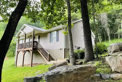 Image de Secluded cabin with mountain views; just minutes to downtown Asheville!