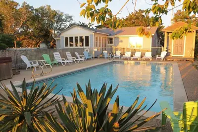 Image de Soundfront Sunsets with Private Dock, Kayaks, Large Pool, Hot Tub, Guesthouse