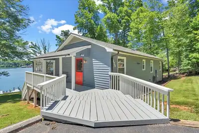 Image de Lake Breeze: Lakefront Home with Private Dock