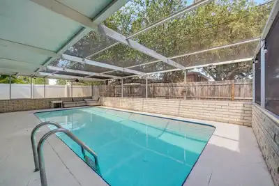 Private Pool | Mins to Beach | Work Space | 15-30% Off 7 + Nts