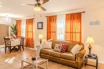 Charming 3 Bedroom, 2 Bathroom House, in Phx. Spacious Backyard