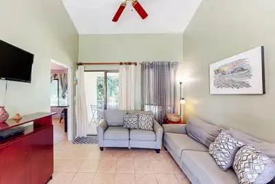 Image de Gated community condo with on-site pool - close to beach & attractions