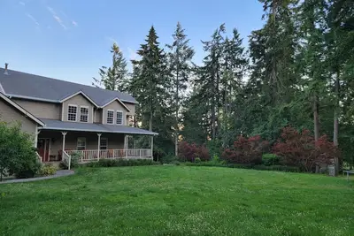 Image de Spacious 6br Home with Bonus Rooms, Office Space, Gym, and Sport Court