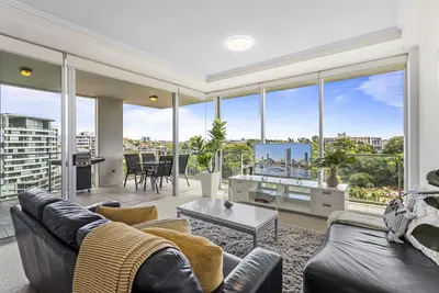Image de High-Floor 2-Bed Cbd Unit With Views & Amenities