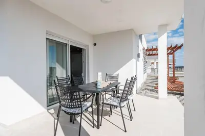 Image de Villa joliment décorée avec piscine