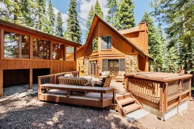 Image de Sunlit Incline Retreat | Hot Tub & Large Deck