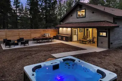 Image de Bear Central: Convenient 5 Bedroom 5 Bathroom! Modern Mountain Design! Hot Tub! Pet Friendly! Air Conditioning! Walking Distance to Meadow Park! Centrally Located in Big Bear! Game Room w/Shuffleboard and Arcade Games!