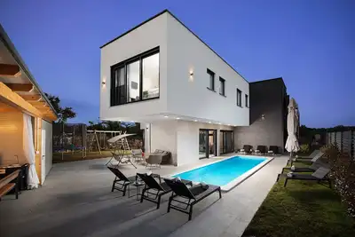 Image de Villa Tiki in Medulin for 16 person with heated pool & spa only 1 km from the beach