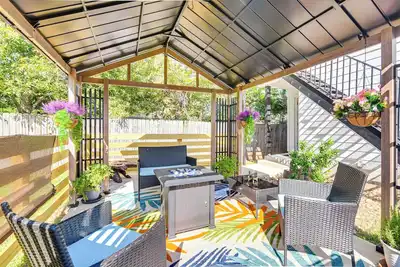 Image de South Houston Townhome w/ Patio & Gas Grill!
