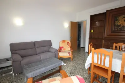 Appartement lumineux à 100m de la plage, proche commerces, avec balcon et Wifi (été) à Llançà