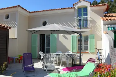Image de Maison chaleureuse avec piscine, proche forêt et plage, à Saint Jean de Monts - Wifi gratuit