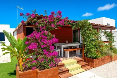 Image de Superbe maison avec grande terrasse en bois et cuisine extérieure privée