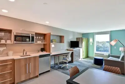 Image de Home Away From Home: 3 Units w/ Kitchenette. Minutes to Busch Gardens!