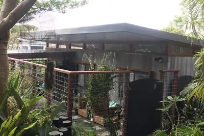 Image de Eclectic bungalow set in under the Japanese Oak but close enough to the ocean.