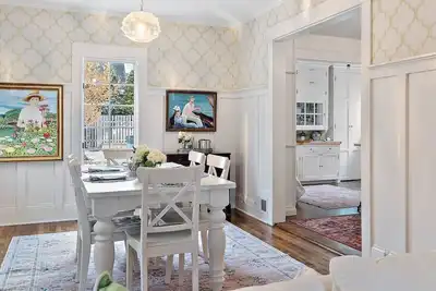 Image de Your Gateway to Lakeside Bliss and Urban Excitement in Downtown, Wayzata.