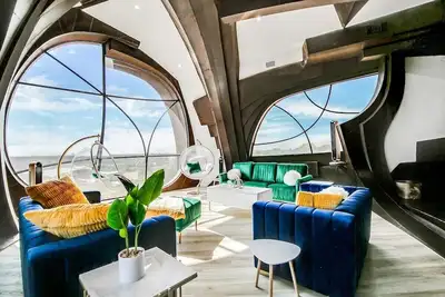 Image de A stay like no other—inside an iconic steel sculpture with panoramic canyon and lake views.