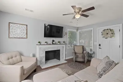 Image de Renovated Comfort Home with Smart Tv & Security Features