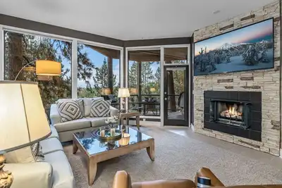 Image de New Listing! Gorgeous Views ~ Private Hot Tub ~ Fireplace