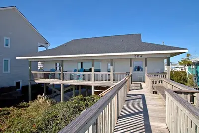 Image de Sunshine Daydream - 4 Br Oceanfront Home with Covered Porch; Pet Friendly!