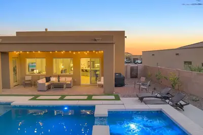 Image de Brand New Premier new-build oasis in Dove Mountain - with hot tub, heated pool.