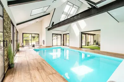 Image de Petite maison \"Gite Ti Coz Piscine Intérieure\" avec terrasse privée, jardin privé et Wi-Fi