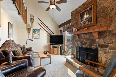 Image de Mountain Views~Near Ski Area~2 Bed + Loft~Shuttle!