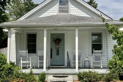 Image de The Olde Springhouse cottage in downtown Abingdon