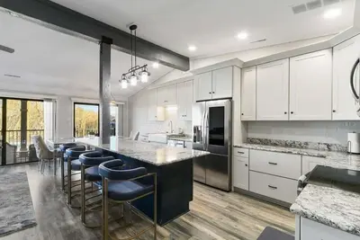 Image de Stunning Pool View Condo at Abbey Villa |Gas Fireplace |Deck |Walk to Beach & Restaurants